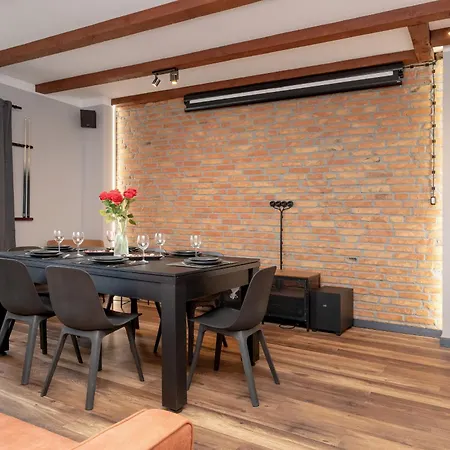 Wyjątkowy Z Projektorem I Stołem Bilardowym W Centrum Gdyni By Renters